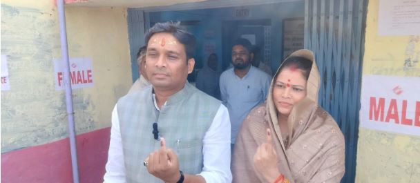 मोह से भाजपा प्रत्याशी राहुल सिंह ने पत्नी के साथ किया मतदान।
