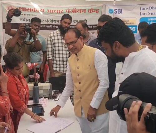 विदिशा में केंद्रीय मंत्री शिवराज सिंह चौहान ने स्ट्रीट वेंडरों से किया संवाद