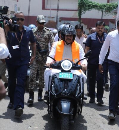 भीम नगर बस्ती में मुख्यमंत्री डॉ. मोहन यादव ने किया जनसंवाद, ई-स्कूटर से पहुंचे कार्यक्रम स्थल