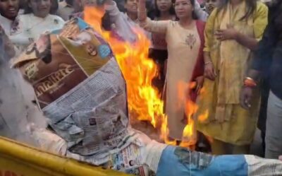 छिंदवाड़ा में NSUI का प्रदर्शन, नकली नोट उड़ाकर किया विरोध, सरकार और चुनाव आयोग का पुतला दहन