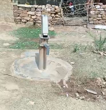पन्ना की नई बस्ती में पेयजल संकट गहराया, एक किलोमीटर दूर से पानी लाने को मजबूर ग्रामीण