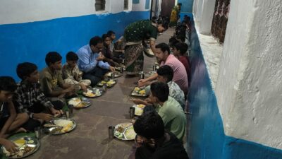 बैतूल: एसडीएम ने छात्रावास का किया औचक निरीक्षण, छात्रों के साथ बैठकर किया रात्रि भोज