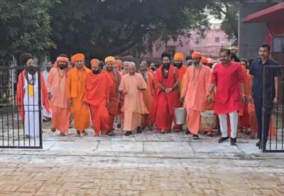 सीएम योगी ने गुरु पूजन के बाद सुनी जनता की फरियाद, गौशाला में गायों को खिलाया गुड़