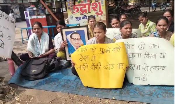 बड़वानी में धरने का टेंट-बैनर गायब, खुले आसमान के नीचे बैठीं नर्सिंग छात्राएं, 11वें दिन भी प्रदर्शन जारी