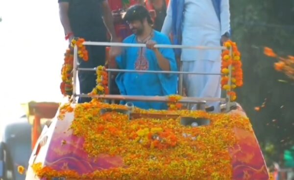 पलेरा में धीरेंद्र कृष्ण शास्त्री का भव्य स्वागत, भारी भीड़ के बीच गाड़ी से दिया एकता का संदेश