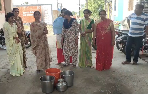 बड़वानी की श्रीजी कुंज कॉलोनी में 5 महीने से जल संकट, 60 परिवार परेशान; टैंकर से खरीदना पड़ रहा पानी