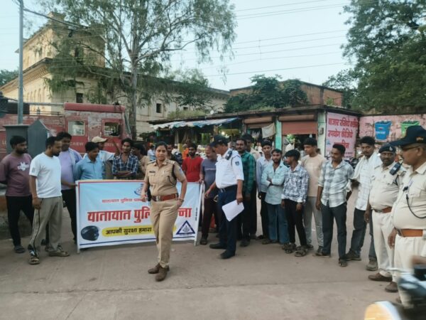 पन्ना में यातायात पुलिस का जागरूकता अभियान, हेलमेट और सीट बेल्ट को लेकर लोगों को किया जागरूक