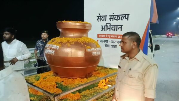कैमूर के खजुरा बॉर्डर पर पहुंची भाजपा की सेवा संकल्प यात्रा, फूलों की बारिश से हुआ स्वागत