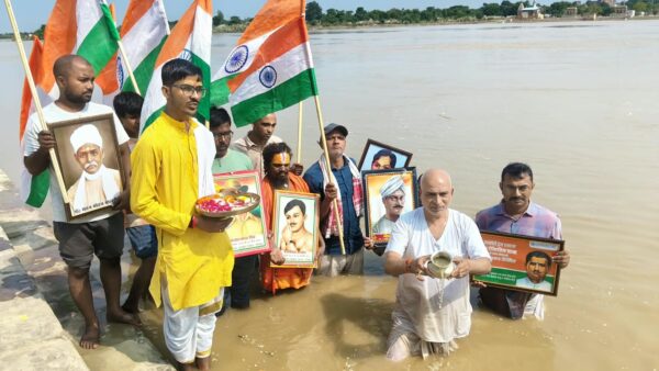 गोरखपुर में क्रांतिवीरों को जलांजलि, बृजेश राम त्रिपाठी ने मुंडन कर किया पिंडदान और तर्पण