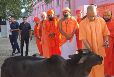गोरखपुर: जनता दर्शन में सीएम योगी ने सुनी करीब 150 लोगों की फरियाद, बच्चों पर बरसाया स्नेह