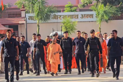 गोरखपुर: जनता दर्शन में सीएम योगी ने सुनी करीब 150 लोगों की फरियाद, बच्चों पर बरसाया स्नेह